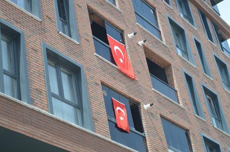 Eskişehirliler balkon ve pencerelerini bayraklarla donattı