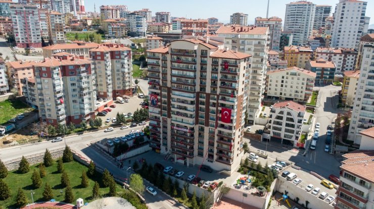 15 katlı apartmanı süsleyip 23 Nisan’ı kutladılar