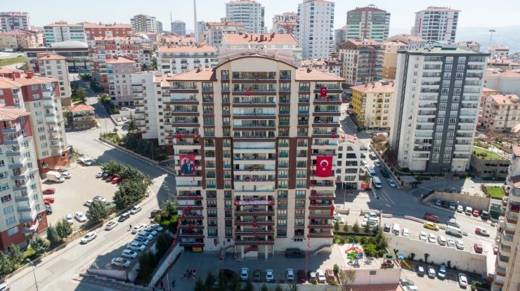 15 katlı apartmanı süsleyip 23 Nisan’ı kutladılar