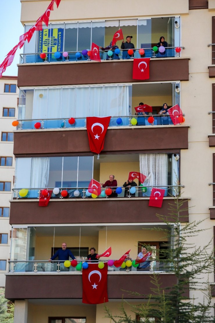 15 katlı apartmanı süsleyip 23 Nisan’ı kutladılar