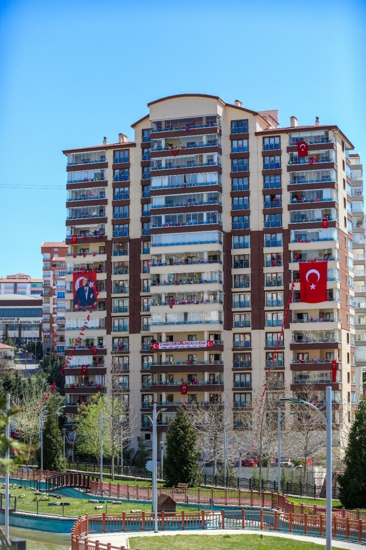 15 katlı apartmanı süsleyip 23 Nisan’ı kutladılar