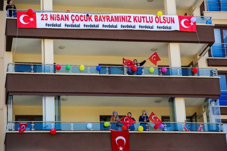 15 katlı apartmanı süsleyip 23 Nisan’ı kutladılar