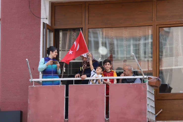 Kayseri’de balkonlarda 23 Nisan coşkusu