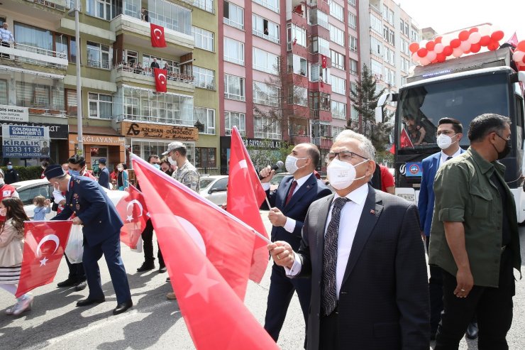 Kayseri’de balkonlarda 23 Nisan coşkusu