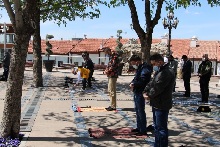 Ankara’da cuma namazı pandemi şartları altında kılındı