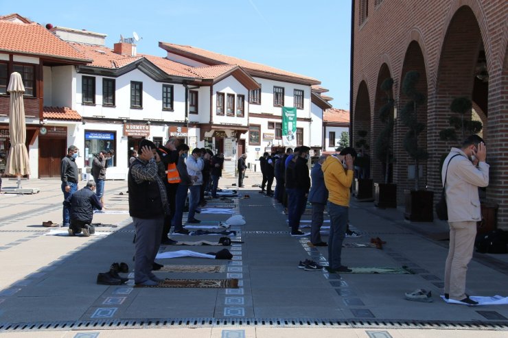 Ankara’da cuma namazı pandemi şartları altında kılındı