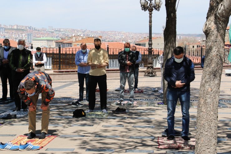 Ankara’da cuma namazı pandemi şartları altında kılındı