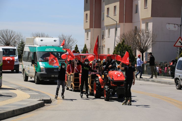 23 Nisan coşkusu Gölbaşı’nda balkonlara sığmadı