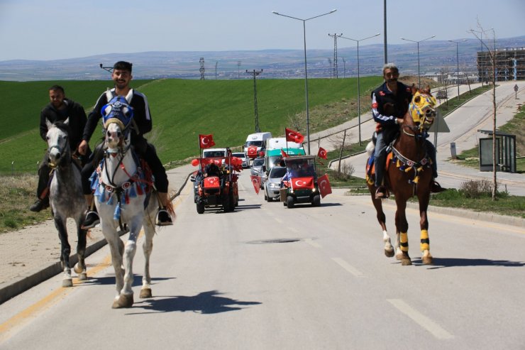 23 Nisan coşkusu Gölbaşı’nda balkonlara sığmadı