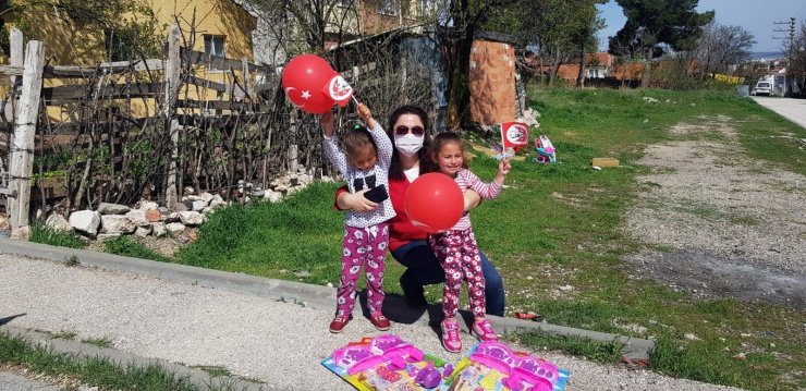 23 Nisan’da çocukların coşkularına ortak oldu