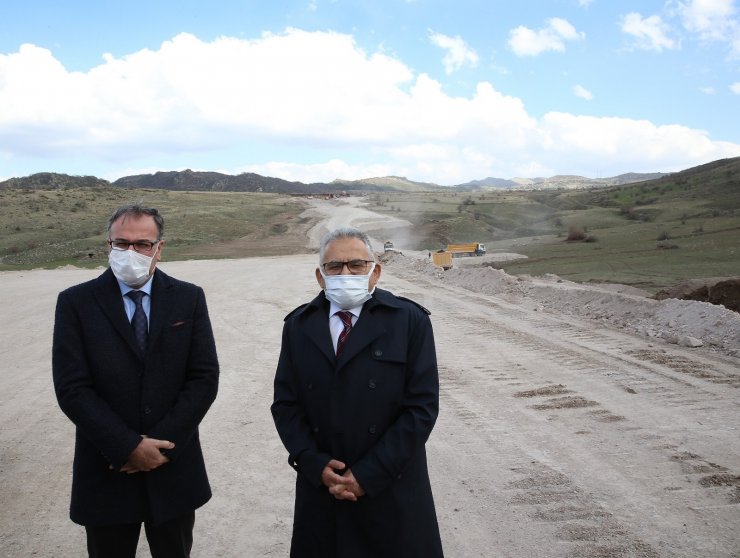 Başkan Büyükkılıç Hacılar, Hisarcık, Develi ve Erciyes’i ilgilendiren yol çalışmasını denetledi