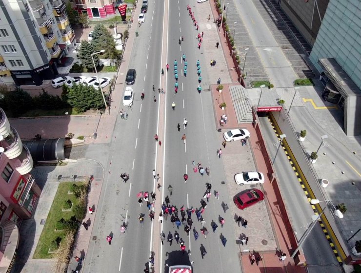 Kayseri’de balkonlarda 23 Nisan coşkusu