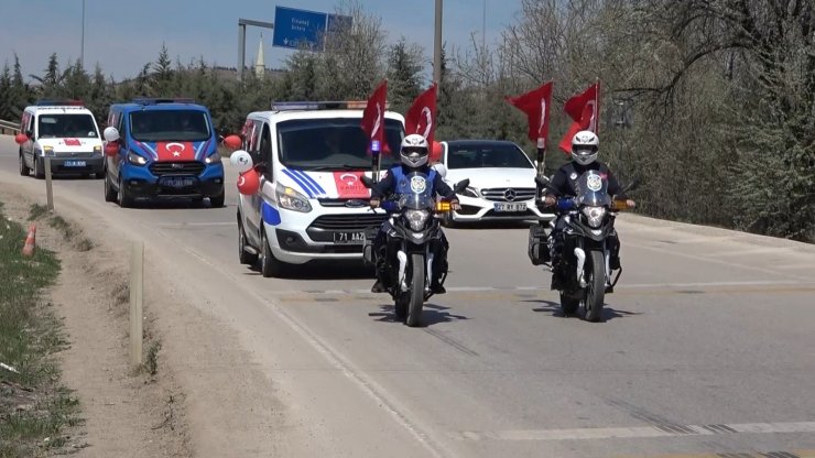 Evlerinde olan çocuklar sesi duyunca camlara koştu