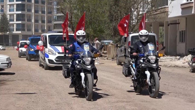 Evlerinde olan çocuklar sesi duyunca camlara koştu