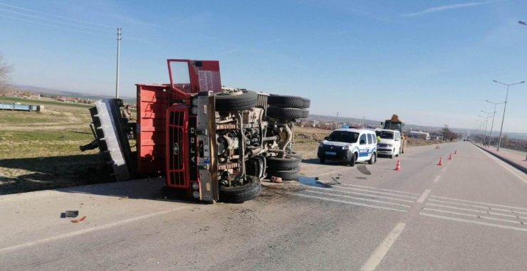 İş makinesi taşıyan kamyon devrildi