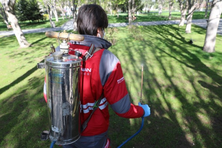 Kocasinan Belediyesi sokağa çıkma kısıtlamasında parkları ilaçladı