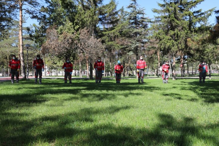 Kocasinan Belediyesi sokağa çıkma kısıtlamasında parkları ilaçladı