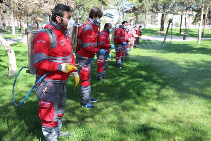 Kocasinan Belediyesi sokağa çıkma kısıtlamasında parkları ilaçladı