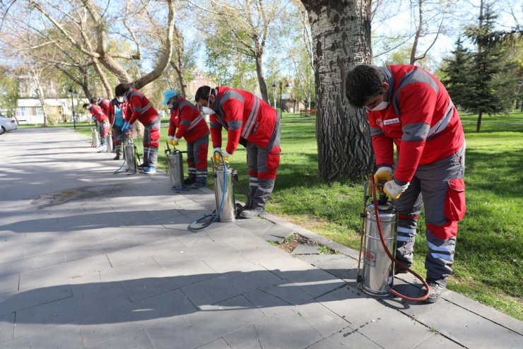 Kocasinan Belediyesi sokağa çıkma kısıtlamasında parkları ilaçladı