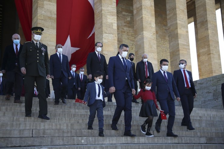 Milli Eğitim Bakanı Selçuk Anıtkabir’i ziyaret etti