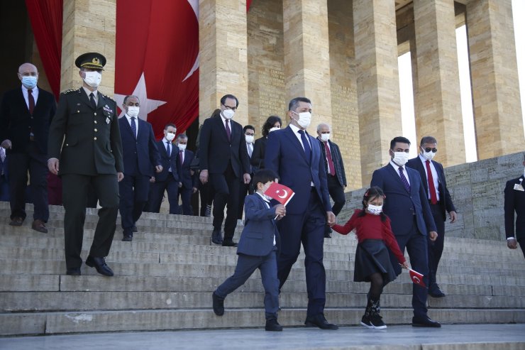 Milli Eğitim Bakanı Selçuk Anıtkabir’i ziyaret etti