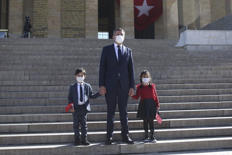 Milli Eğitim Bakanı Selçuk Anıtkabir’i ziyaret etti