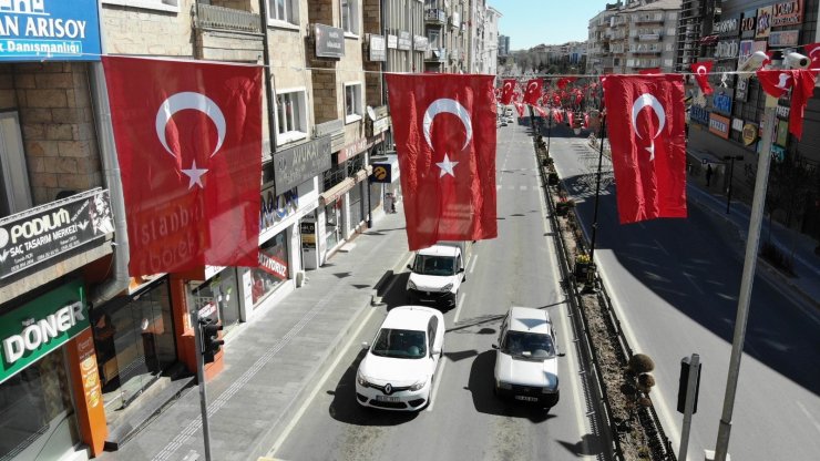 Nevşehir’de caddeler Türk bayraklarıyla donatıldı