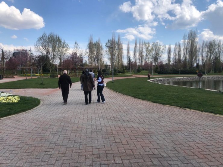 Park girişindeki ’Kapalı’ uyarısını umursamadılar