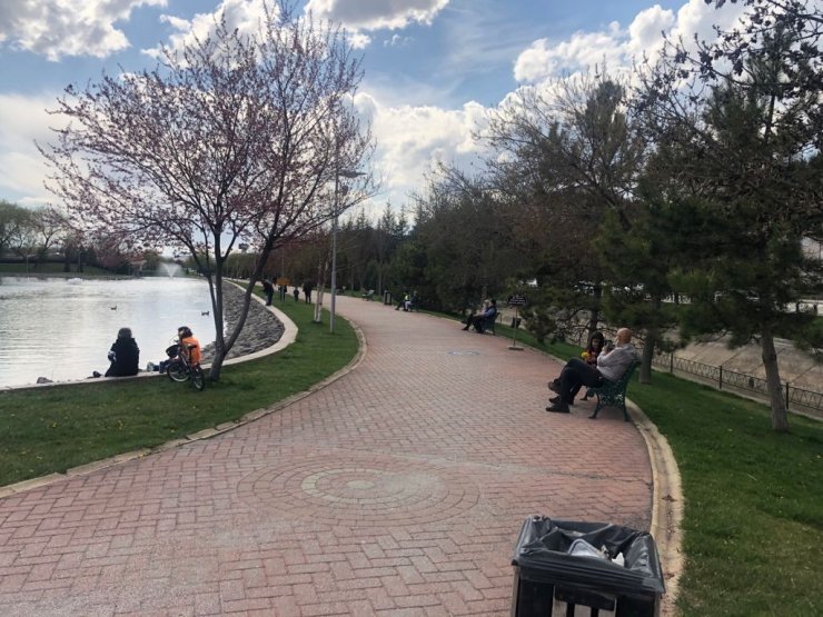 Park girişindeki ’Kapalı’ uyarısını umursamadılar