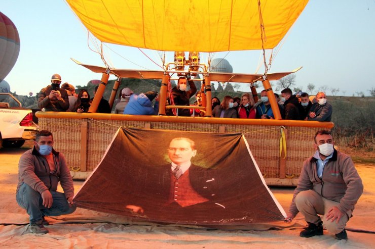 Kapadokya’da balonlar Türk Bayrakları ve Atatürk posterleriyle havalandı