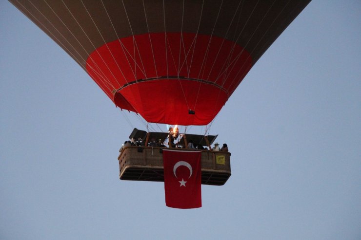 Kapadokya’da balonlar Türk Bayrakları ve Atatürk posterleriyle havalandı