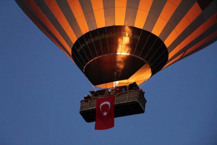 Kapadokya’da balonlar Türk Bayrakları ve Atatürk posterleriyle havalandı