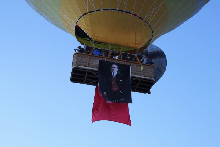 Kapadokya’da balonlar Türk Bayrakları ve Atatürk posterleriyle havalandı