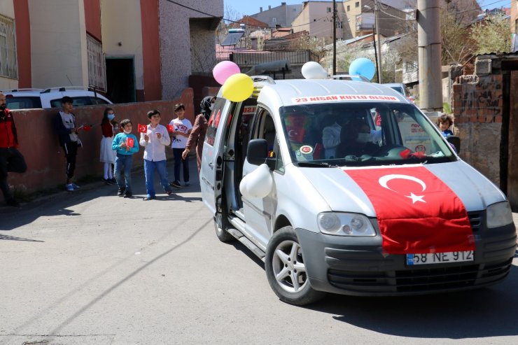 Sokak sokak gezip hediye dağıttılar