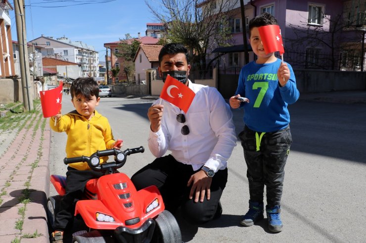 Sokak sokak gezip hediye dağıttılar