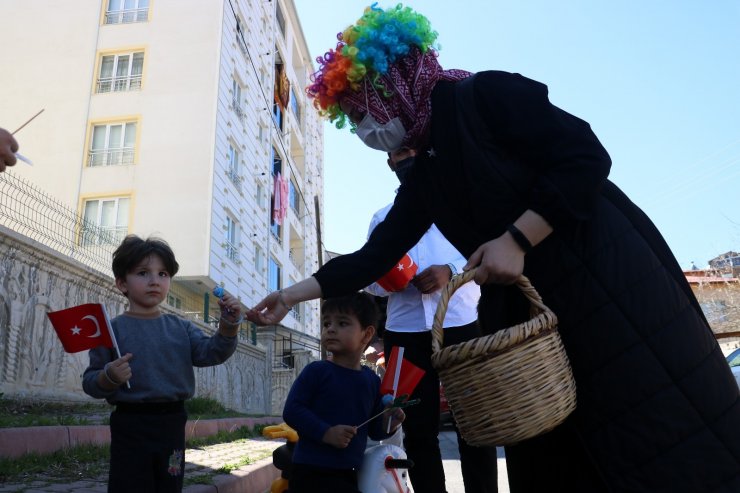 Sokak sokak gezip hediye dağıttılar