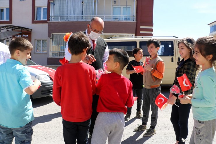 Sokak sokak gezip hediye dağıttılar