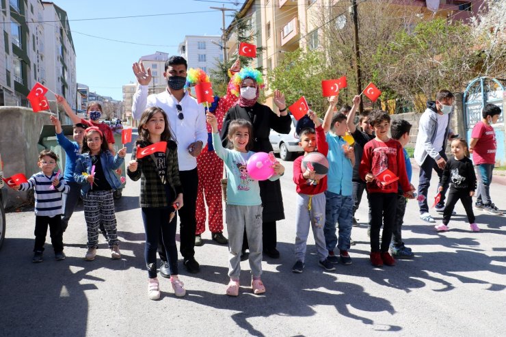 Sokak sokak gezip hediye dağıttılar