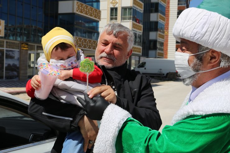 Sivrihisar Belediyesi bayram otobüsüyle çocuklara hediye dağıttı