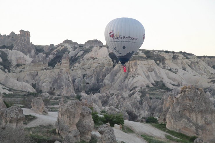 Kapadokya’da balonlar Türk Bayrakları ve Atatürk posterleriyle havalandı