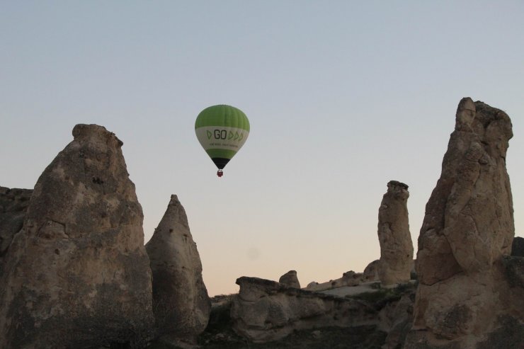 Kapadokya’da balonlar Türk Bayrakları ve Atatürk posterleriyle havalandı