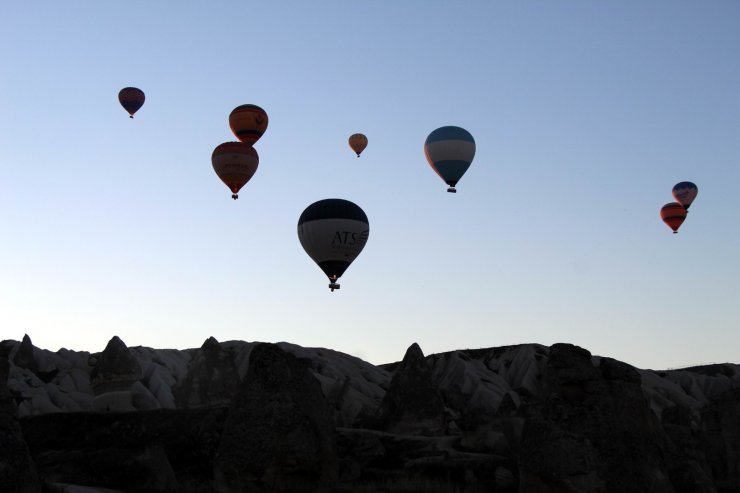 Kapadokya’da balonlar Türk Bayrakları ve Atatürk posterleriyle havalandı