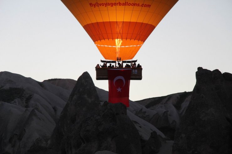 Kapadokya’da balonlar Türk Bayrakları ve Atatürk posterleriyle havalandı