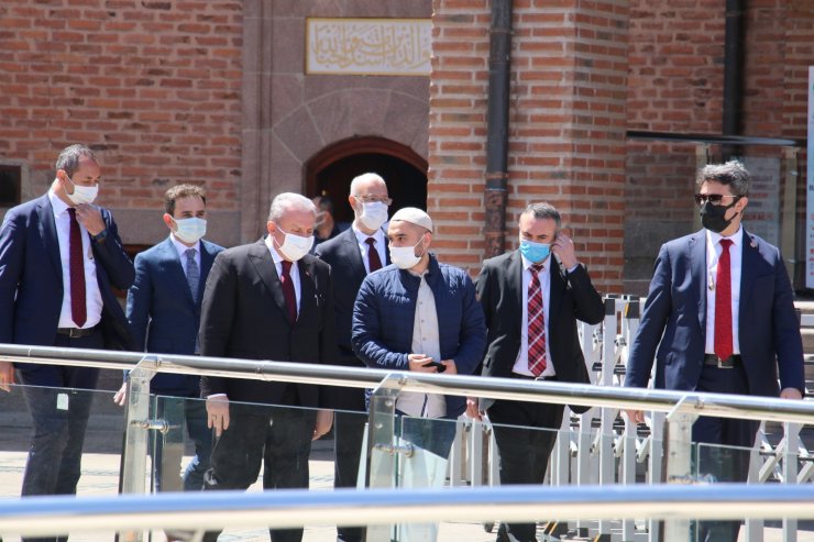 TBMM Başkanı Şentop, Hacı Bayram Veli Camii’nde cuma namazı kıldı