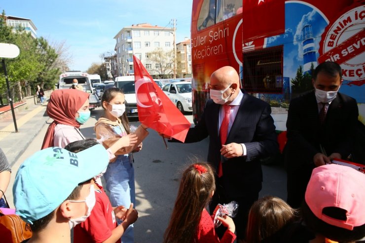 Keçiören’de üstü açık otobüsle 23 Nisan coşkusu