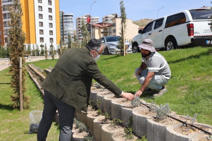 Nevşehir Belediyesi yeni park ve çocuklar için suni çim saha yapıyor