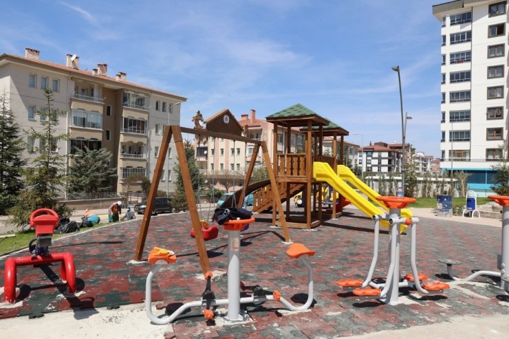 Nevşehir Belediyesi yeni park ve çocuklar için suni çim saha yapıyor