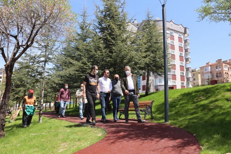 Nevşehir Belediyesi yeni park ve çocuklar için suni çim saha yapıyor