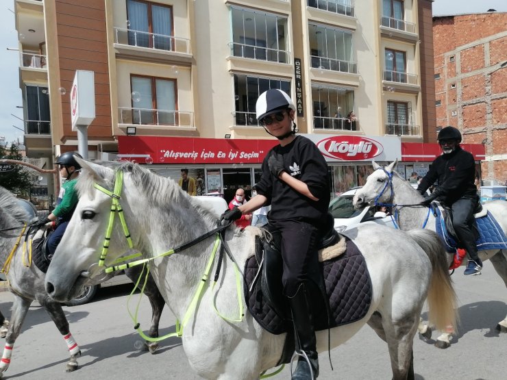 Aksaray’da vatandaşlara atlı kortej ve mehter takımı ile moral konseri