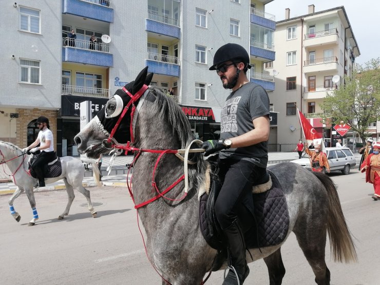 Aksaray’da vatandaşlara atlı kortej ve mehter takımı ile moral konseri